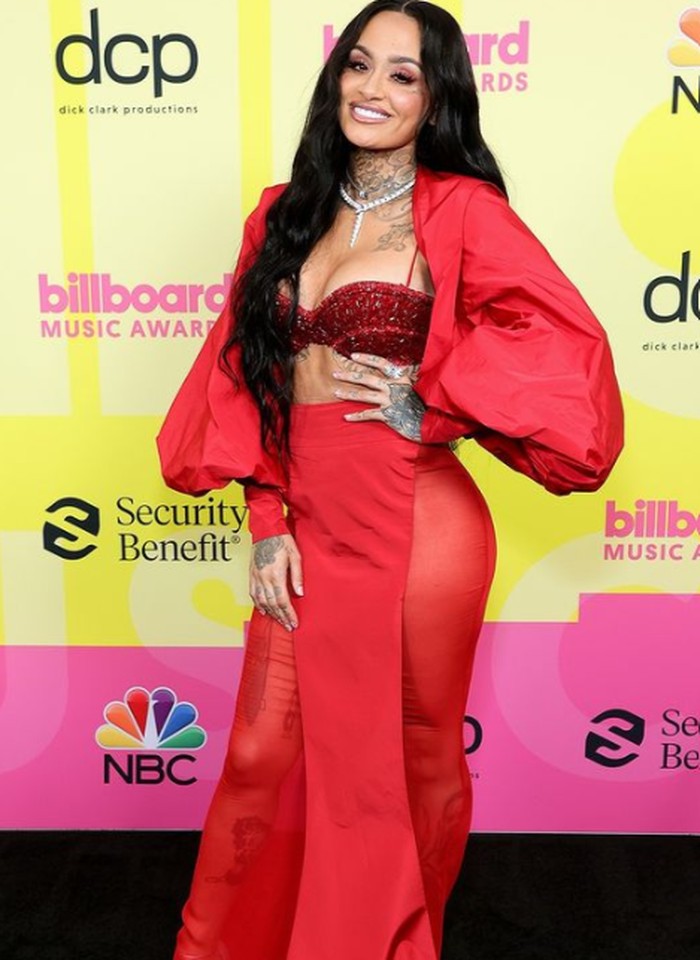 Kehlani tampil stunning dan mencuri perhatian dengan menggunakan gaun merah berlengan puffy. Gaun tersebut dirancang oleh Tony Ward. Foto: instagram.com/billboard