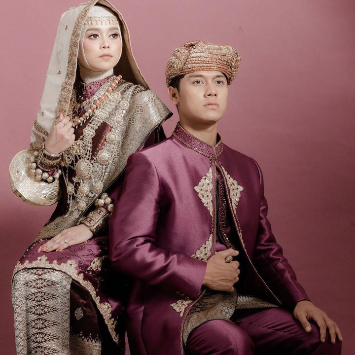<p>Rizky dan Lesty belum membocorkan tanggal pasti hari pernikahan mereka. Namun Rizky Billar menyebut akan segera menikahi penyanyi yang akrab disapa Dede itu dalam waktu beberapa bulan. (Foto: Instagram: @rizkybillar)</p>