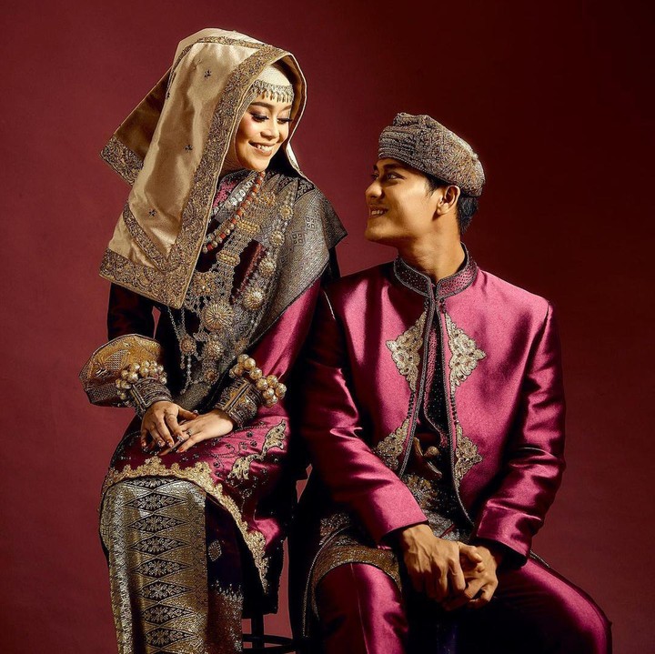 <p>Rizky Billar dan Lesty Kejora tampak semakin mesra menjelang hari pernikahan mereka. Lihat saja ketika mereka berpose sambil saling menatap. Romantis, Bunda. (Foto: Instagram: @aldiphoto)</p>