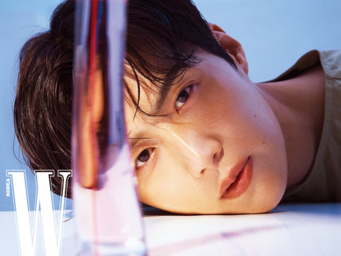 Lihat foto ini dijamin berasa lagi eye contact sama Kim Seon Ho. Oops, jangan salting ya, Beautynesian! / foto: wkorea.com