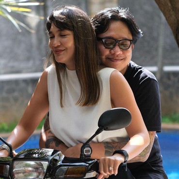 Peluk Mesra Luna Maya dari Belakang, Gofar Hilman Bikin Iri Netizen
