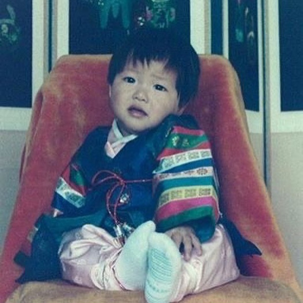 Selain akting yaang bagus&comma; ketampanan Song Joong Ki curi perhatian&period; Penasaran lihat ketampanannya sejak kecil&quest; Yuk intip&excl;