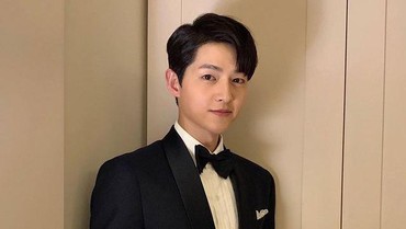 img-title Song Joong Ki Nonton Teater bareng Kim Tae Ri Saat Ceraikan Song Hye Kyo