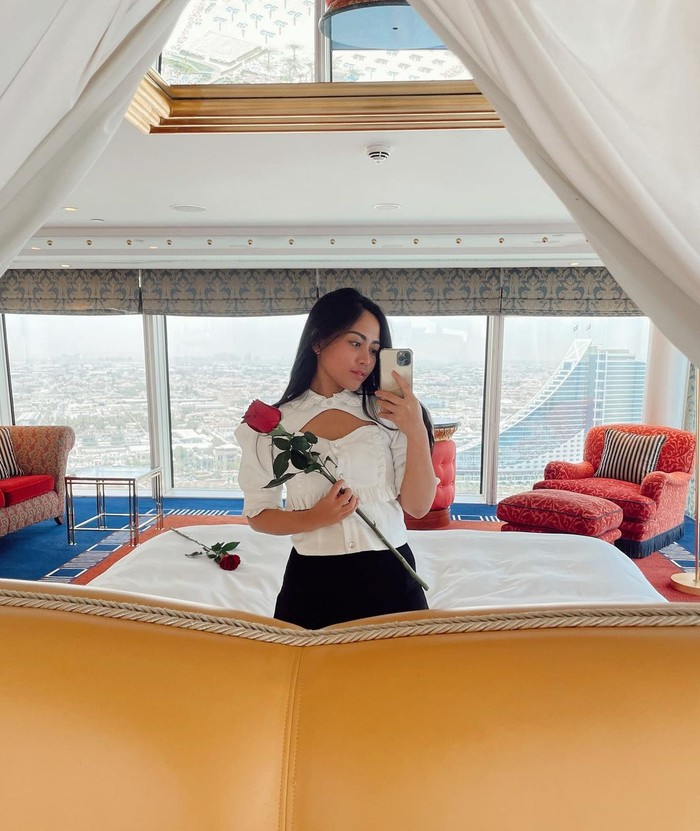 Mirror selfie sembari memegang setangkai bunga seperti ini membuat aura cantik Rachel begitu terpancar. Saat itu Rachel sendiri sedang menginap di salah satu hotel bintang lima di Dubai yaitu Burj AlArab. (Foto: instagram.com/rachelvennya)