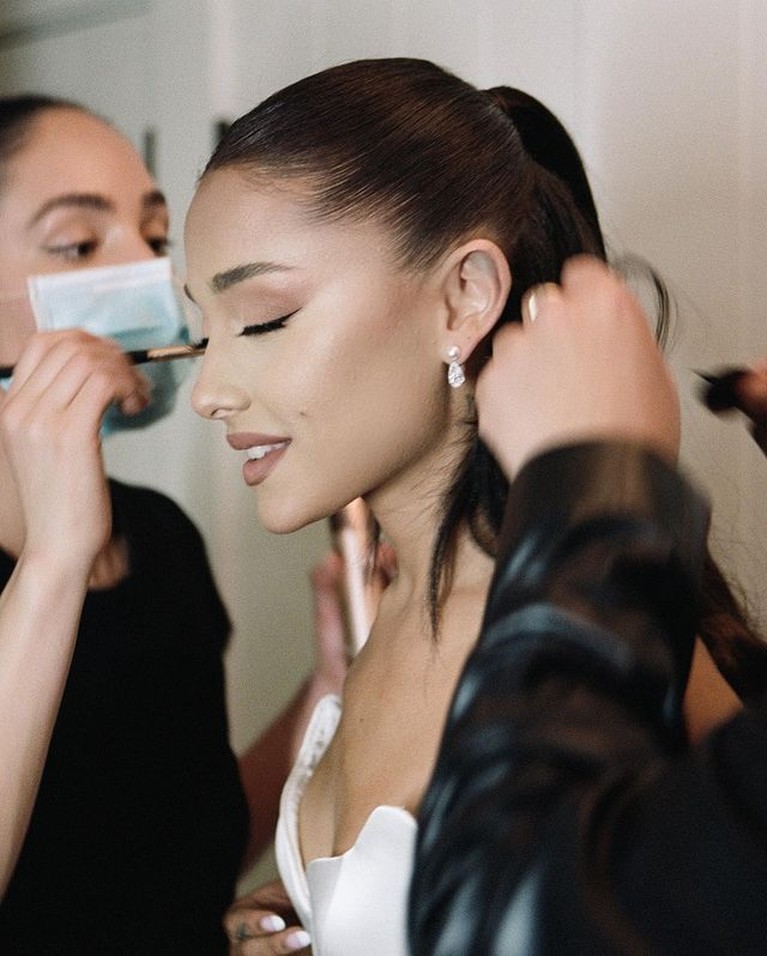 Momen Pernikahan Ariana Grande dan Dalton Gomez Arianna Grande dan Dalton Gomez telah resmi menikah. Berikut adalah momen pernikahan mereka!