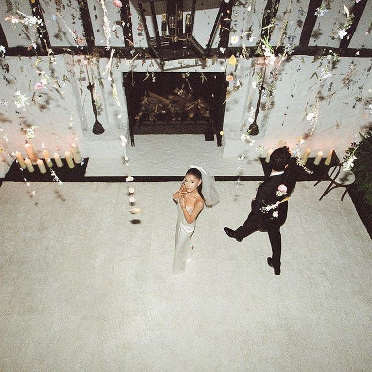 Momen Pernikahan Ariana Grande dan Dalton Gomez Arianna Grande dan Dalton Gomez telah resmi menikah. Berikut adalah momen pernikahan mereka!