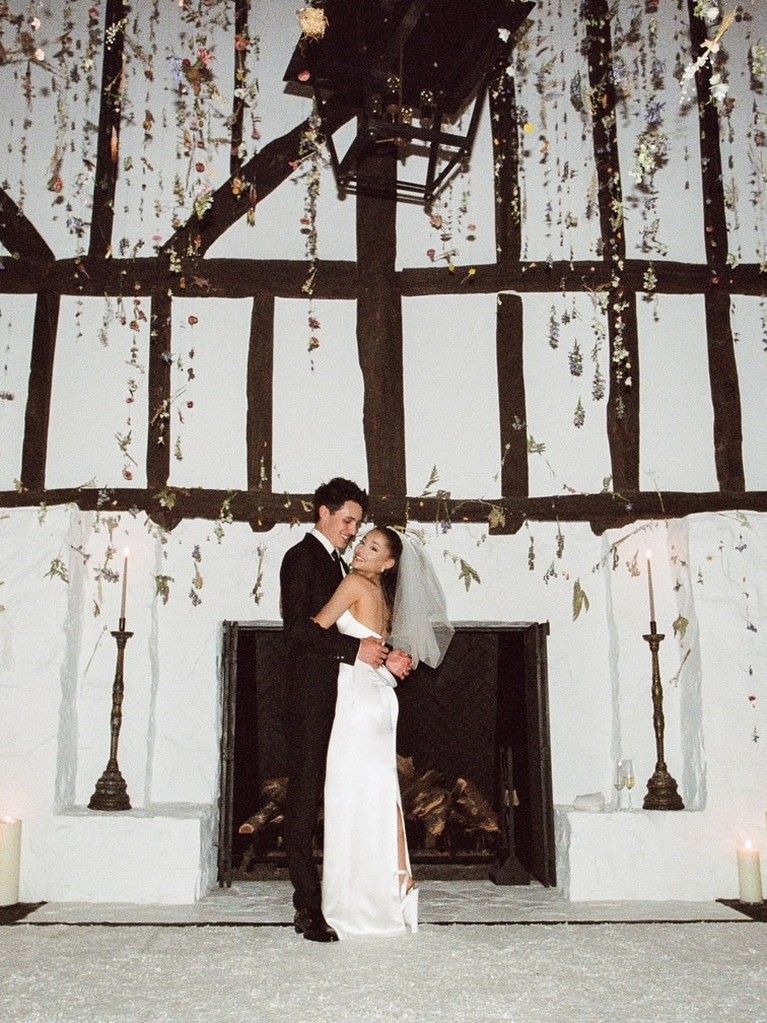 Momen Pernikahan Ariana Grande dan Dalton Gomez Arianna Grande dan Dalton Gomez telah resmi menikah. Berikut adalah momen pernikahan mereka!