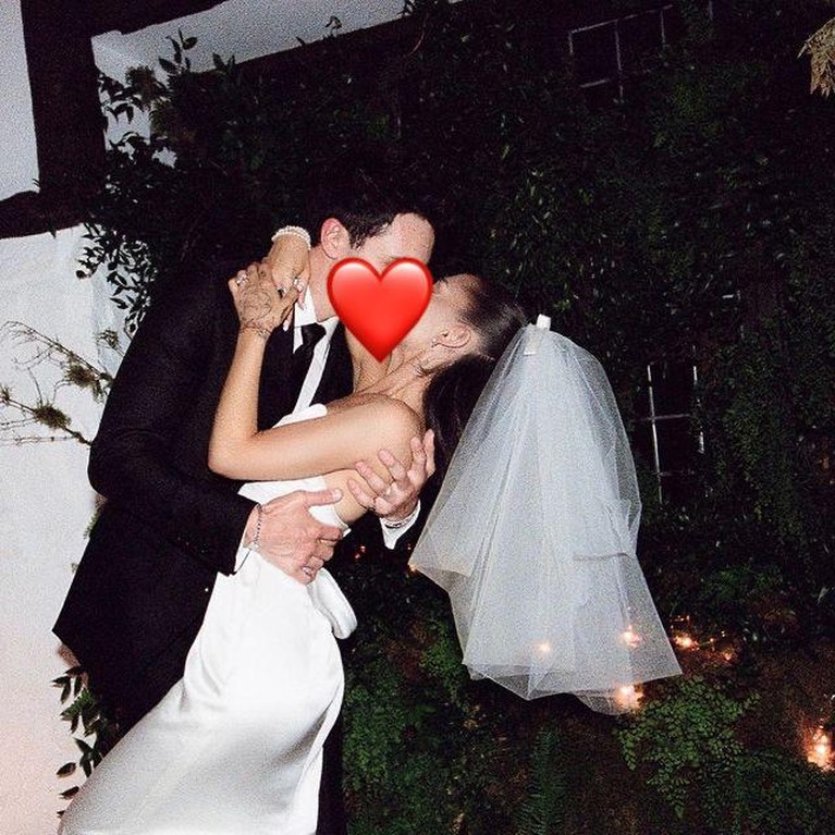 Momen Pernikahan Ariana Grande dan Dalton Gomez Arianna Grande dan Dalton Gomez telah resmi menikah. Berikut adalah momen pernikahan mereka!