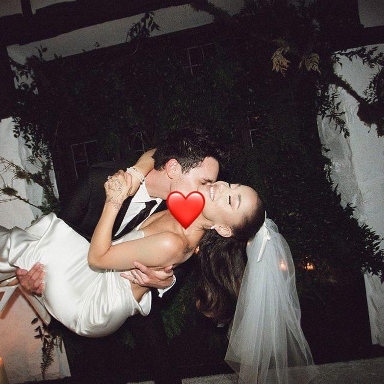 Momen Pernikahan Ariana Grande dan Dalton Gomez Arianna Grande dan Dalton Gomez telah resmi menikah. Berikut adalah momen pernikahan mereka!