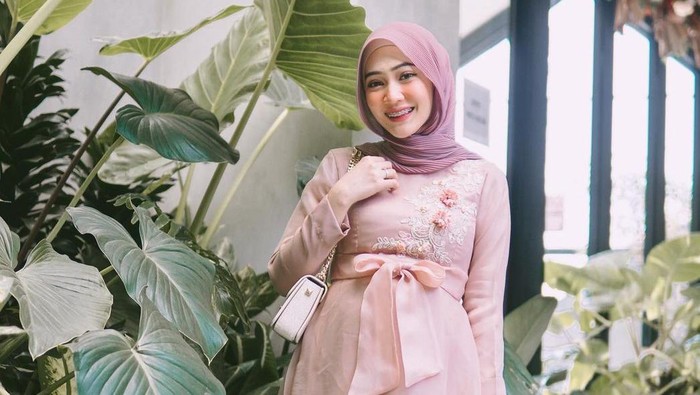 5 Ide Outfit Hijab Simpel dan Kekinian untuk Ibu Hamil Agar Tetap Stylish