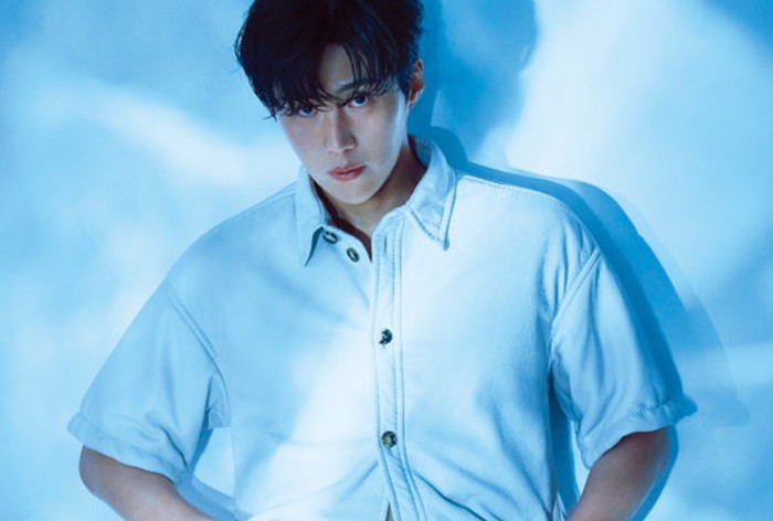 Kenzo meluncurkan seri terbaru dari parfum Ro Kenzo Pour Homme. Menyesuaikan dengan konsep parfum ini, Kim Seon Ho mengenakan kemeja putih dengan efek lighting warna kebiruan. Gimana? jadi kelihatan makin adem banget, ya? / foto: wkorea.com