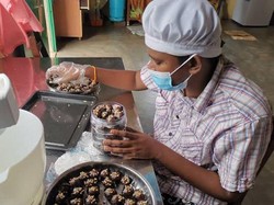 Pantang Menyerah, Penjual Kue Tunanetra Ini Semangat Buka Toko Kue