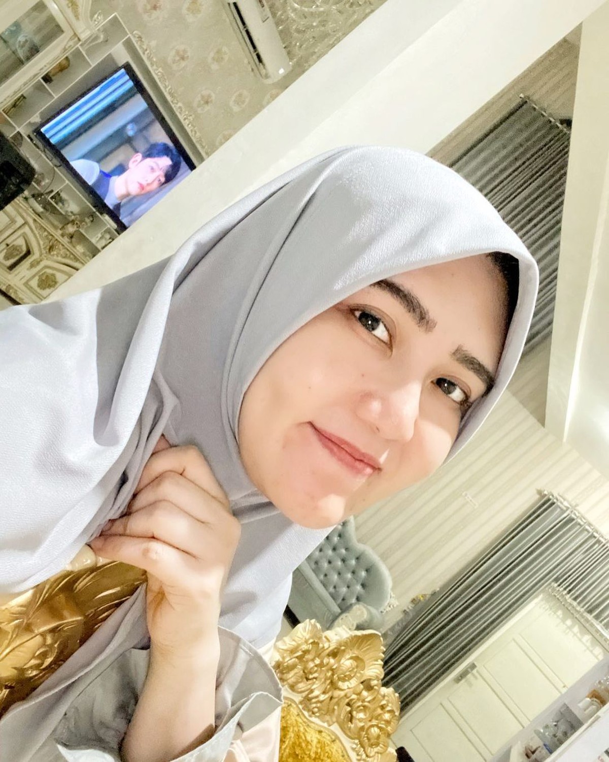 Unggahan Via Vallen mengenakan hijab banjir pujian karena manglingi&period; Yuk kita lihat bagaimana penampilannya&excl;