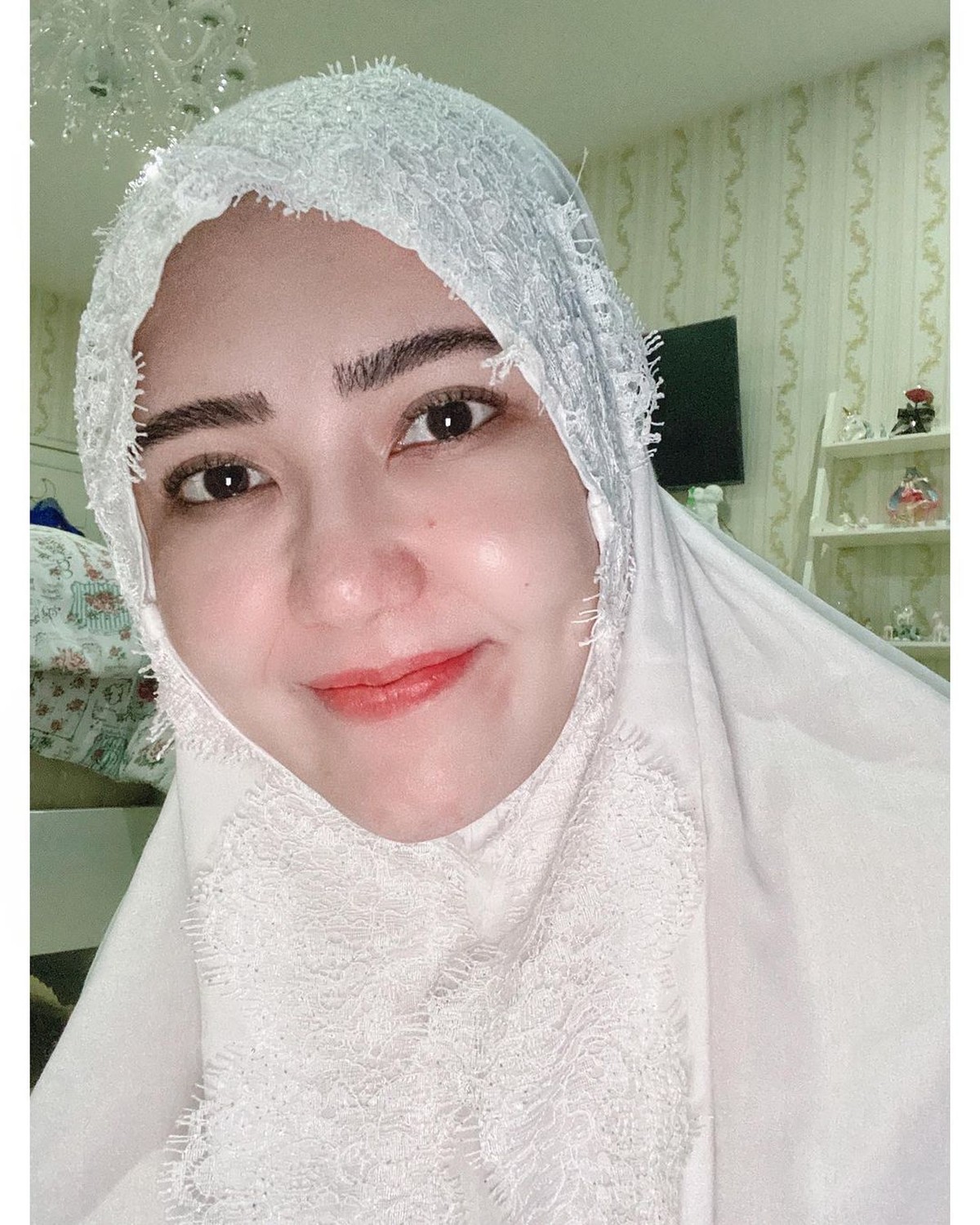 Unggahan Via Vallen mengenakan hijab banjir pujian karena manglingi&period; Yuk kita lihat bagaimana penampilannya&excl;