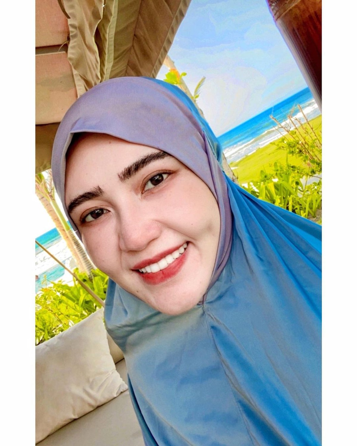 Unggahan Via Vallen mengenakan hijab banjir pujian karena manglingi&period; Yuk kita lihat bagaimana penampilannya&excl;