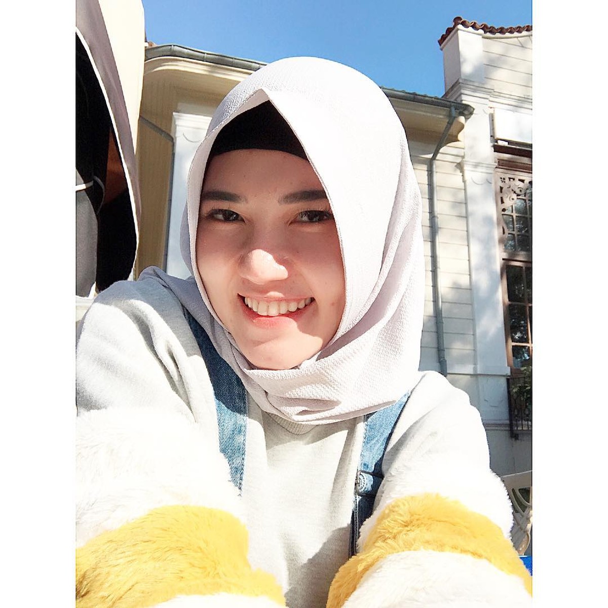 Unggahan Via Vallen mengenakan hijab banjir pujian karena manglingi&period; Yuk kita lihat bagaimana penampilannya&excl;