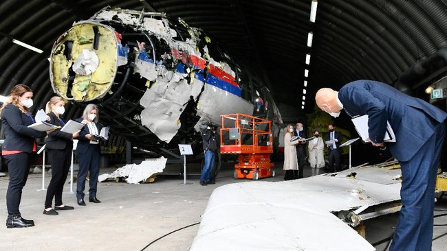 Australia dan Belanda mengajukan gugatan terhadap Rusia terkait kasus Malaysia Airlines MH17 yang jatuh di Ukraina dan menewaskan 298 orang pada 2014 lalu.