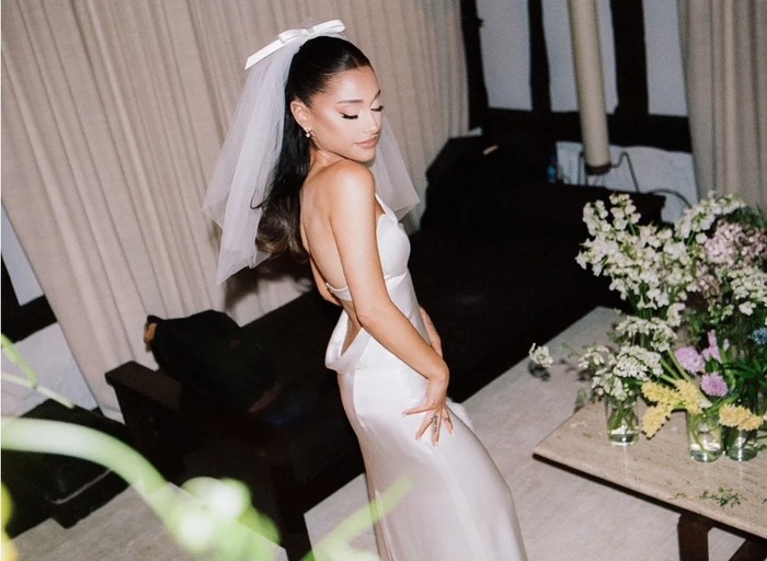 Pernikahan ini dilangsungkan di kediaman Ariana Grande di Montecito, California dan hanya dihadiri sekitar 20 orang dari keluarga dan sahabat terdekat kedua mempelai. Tampak suasana pernikahan intim yang dihadiri oleh orang-orang terdekat. (Foto: vogue.com/Stefan Kohli)