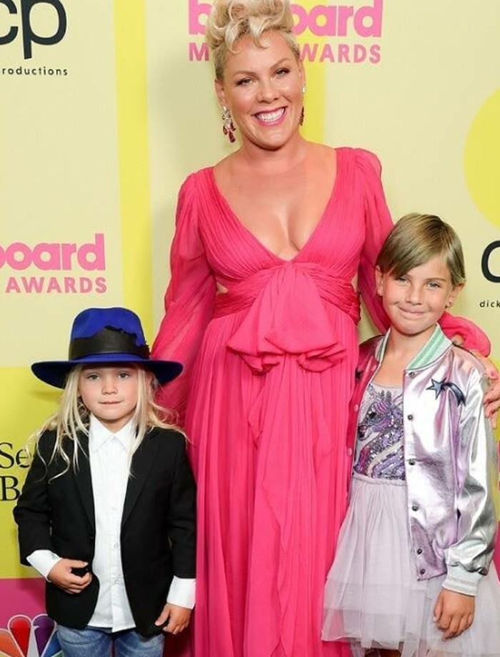 Mengenakan pakaian berwarna senada dengan Alicia Keys, pelantun lagu “Just Give Me A Reason” ini tampil feminin dengan gaun berbelahan dada rendah. Pink juga tampil bersama sang buah hati yang tampak manis dengan nuansa ungu dan hitam. Foto: instagram.com/famousvips