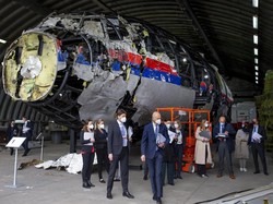 Melihat Bangkai Pesawat MH17 yang Kena Rudal di Ukraina