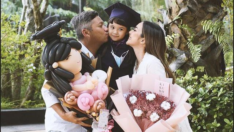 Gempita Nora baru saja merayakan kelulusannya dari Taman Kanak-kanak bersama Gading, Gisel dan Teman-temannya. Yuk kita intip!