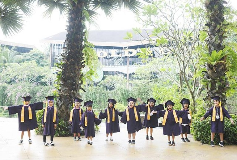 Potret Kelulusan Gempi Gempita Nora baru saja merayakan kelulusannya dari Taman Kanak-kanak bersama Gading, Gisel dan Teman-temannya. Yuk kita intip!