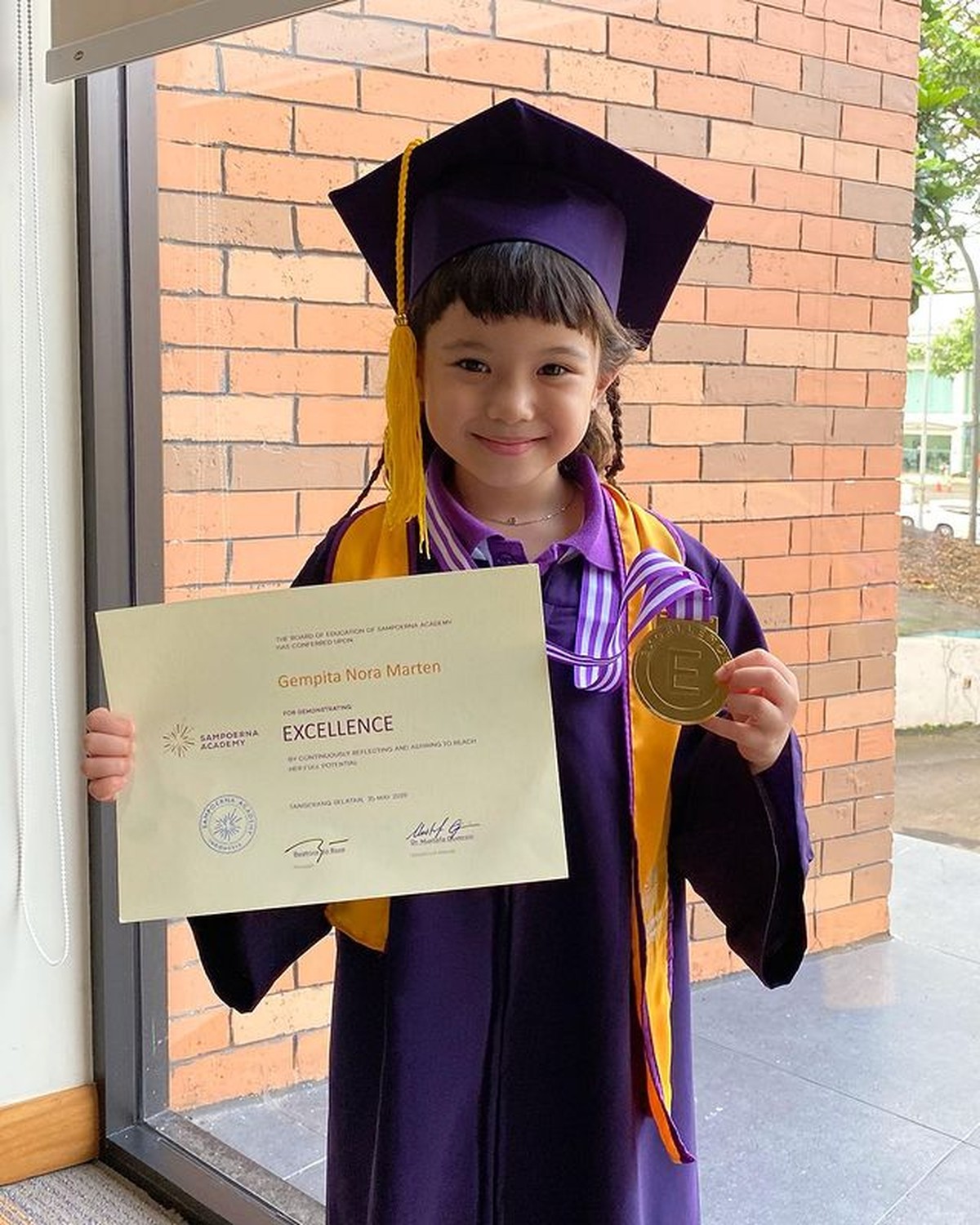 Gempita Nora baru saja merayakan kelulusannya dari Taman Kanak-kanak bersama Gading&comma; Gisel dan Teman-temannya&period; Yuk kita intip&excl;