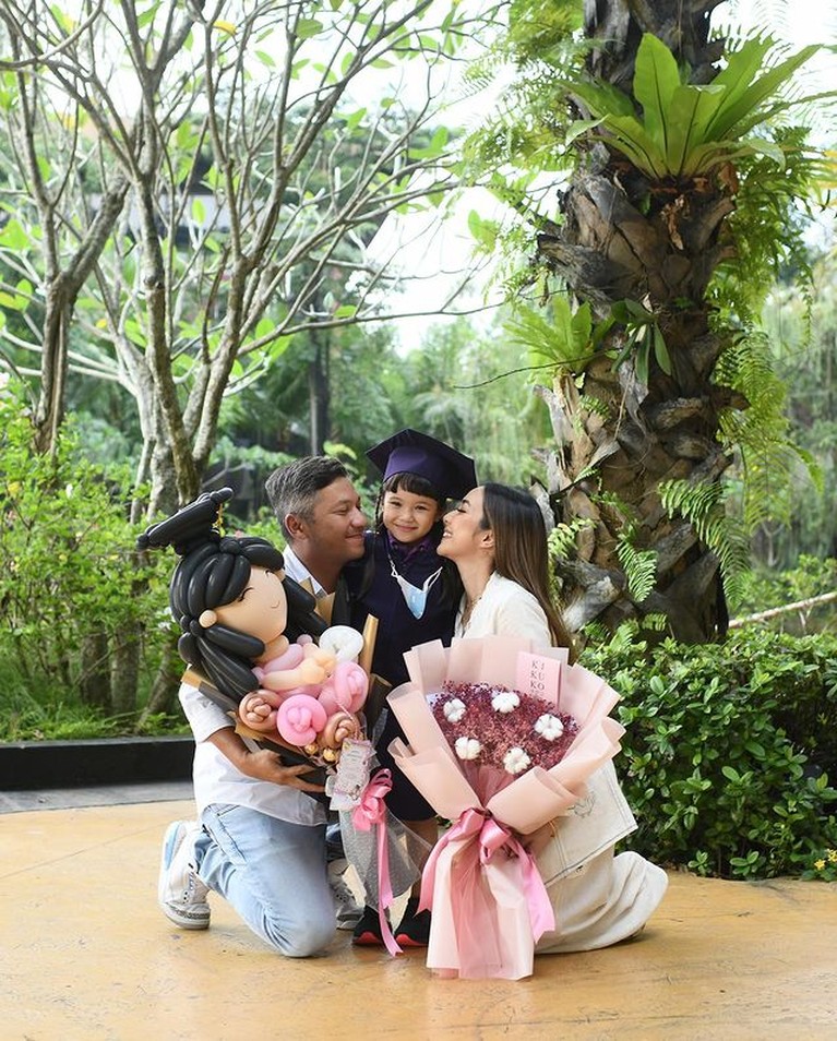 Potret Kelulusan Gempi Gempita Nora baru saja merayakan kelulusannya dari Taman Kanak-kanak bersama Gading, Gisel dan Teman-temannya. Yuk kita intip!