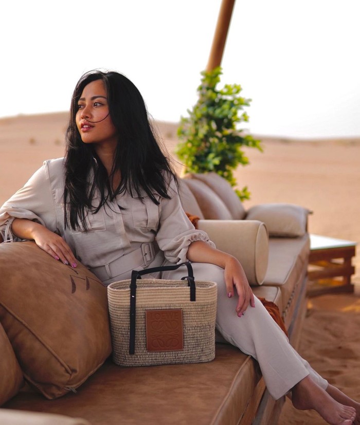 Rachel terlihat suduk santai di atas sebuah sofa sembari melihat keindahan hamparan gurun. Sambil berpose candid, ibu dua orang anak ini tampak begitu stylish dengan setelan baju yang dipakainya. (Foto: instagram.com/rachelvennya)