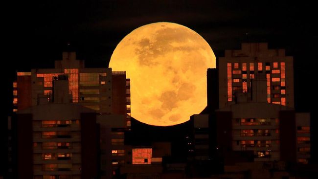 How to Take a Strawberry Supermoon with Your Phone Tonight