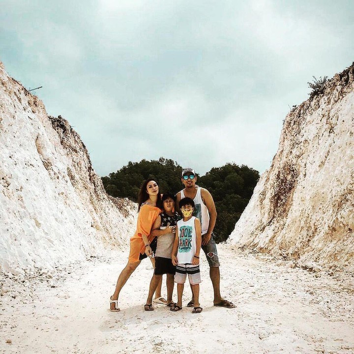 <p>Rio Febrian juga pernah mengajak Sabrina dan kedua anaknya berlibur ke kawasan Gunung Kidul. Mereka berpose di Pantai Gesing ketika menikmati suasana musim panas. (Foto: Instagram: @riofebrian25)</p>