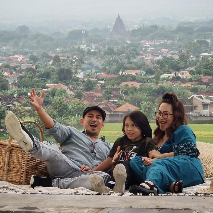 <p>Rio Febrian dan Sabrina beberapa kali menyempatkan diri untuk pergi bertamasya. Seperti ketika menikmati pemandangan candi sambil piknik, Bunda. (Foto: Instagram: @riofebrian25)</p>