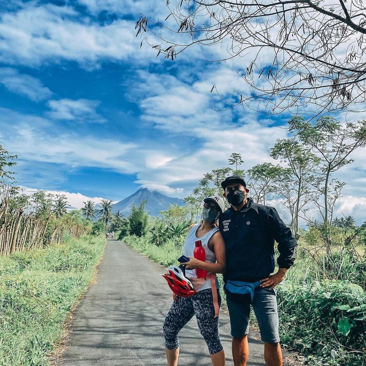 <p>Pasangan yang menikah 11 tahun lalu itu juga terlihat mesra bak pengantin baru. Rio mengajak sang istri berpose dengan latar belakang pegunungan dan langit biru Yogyakarta. Romantis! (Foto: Instagram: @sabriakono)</p>