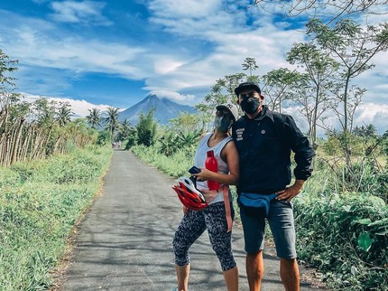 7 Potret Bahagia Rio Febrian dan Istri Hidup Menepi di Yogyakarta