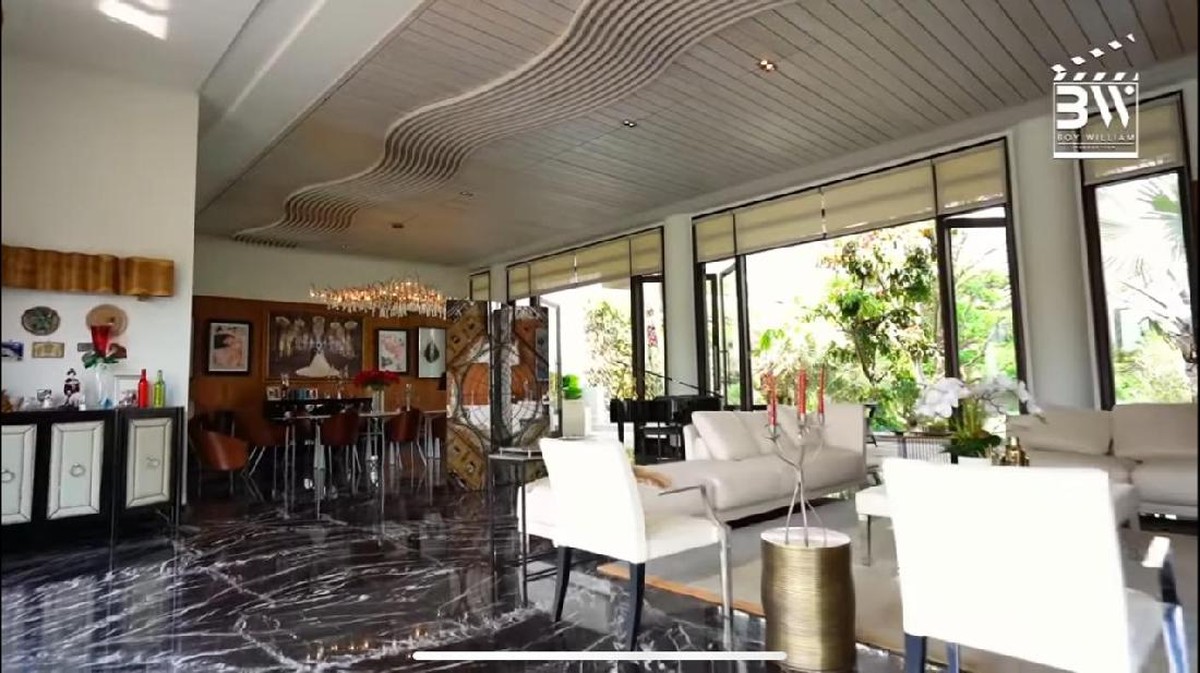 Setelah menikah Momo pindah ke Malang&comma; ia tinggal di sebuah hunian super megah&period; Yuk kita intip bagaimana kemewahannya&excl;