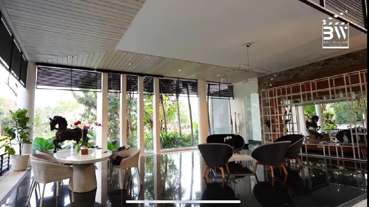 Setelah menikah Momo pindah ke Malang&comma; ia tinggal di sebuah hunian super megah&period; Yuk kita intip bagaimana kemewahannya&excl;