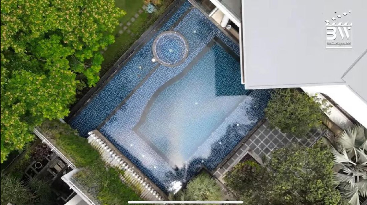 Setelah menikah Momo pindah ke Malang&comma; ia tinggal di sebuah hunian super megah&period; Yuk kita intip bagaimana kemewahannya&excl;