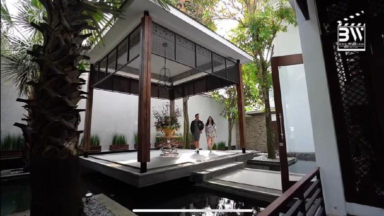 Rumah Mewah Momo Geisha Setelah menikah Momo pindah ke Malang, ia tinggal di sebuah hunian super megah. Yuk kita intip bagaimana kemewahannya!