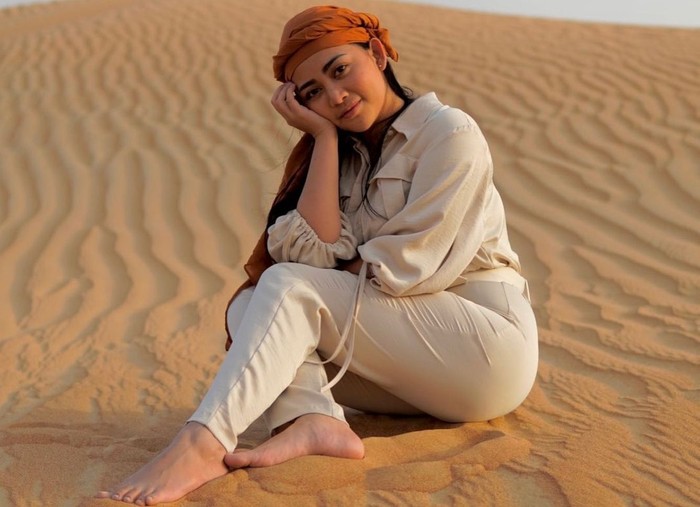 Saat berlibur, Rachel Vennya mengunjungi tempat-tempat ikonik di Dubai. Salah satunya adalah Desert Safari Dubai. Sambil duduk santai, Rachel tampak cantik dengan penutup kepala khas warga lokal di sana. (Foto: instagram.com/rachelvennya)