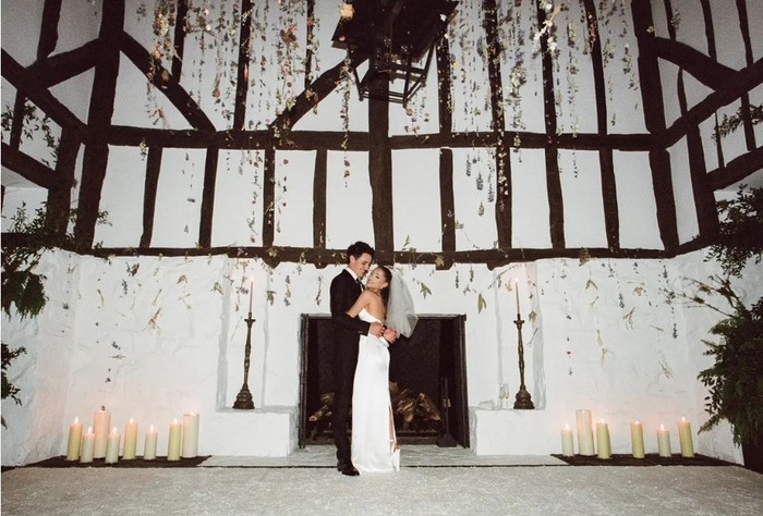 Ariana dan Dalton diketahui berpacaran sejak Januari 2020, lalu mengumumkan pertunangan mereka pada bulan Desember. Tak sampai 5 bulan kemudian, keduanya telah resmi menjadi sepasang suami-istri. Selamat untuk keduanya! (Foto: vogue.com/Stefan Kohli)