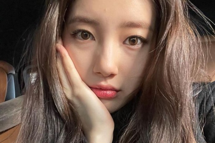 Suzy, mengikuti audisi pencarian bakat 'Super Star K'. Ketika pergi ke toilet, salah seorang staff dari JYP Entertainment menghampirinya dan menawarkan Suzy untuk casting. Hmm, sepertinya banyak artis yang lahir ketika di toilet, nih! / foto: instagram.com/skuukzky