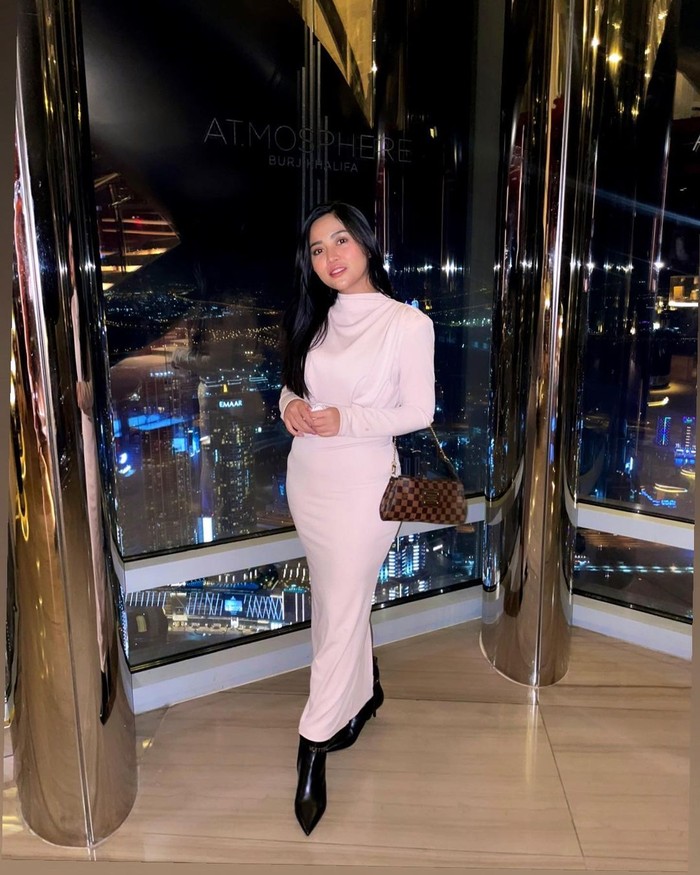 Tidak lupa, Rachel juga mengunjungi gedung tertinggi di dunia yaitu Burj Khalifa. Wanita 25 tahun ini tampak anggun dengan dress warna broken white dan leither shoes hitam. Aura cantiknya begitu terpancar. (Foto: instagram.com/rachelvennya)