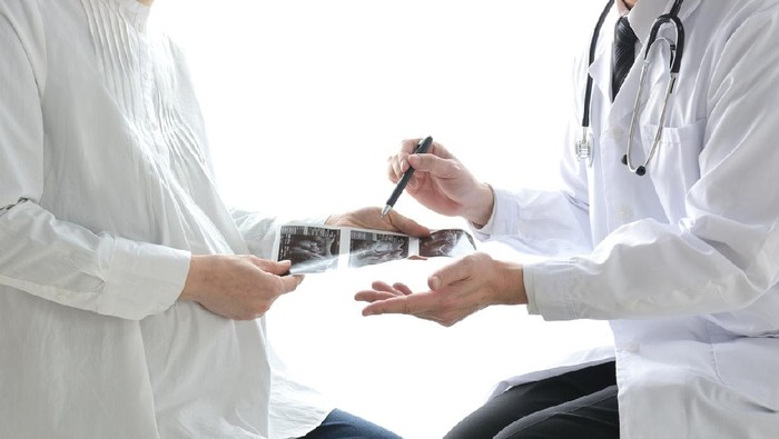 Pregnant woman and doctor in hospital