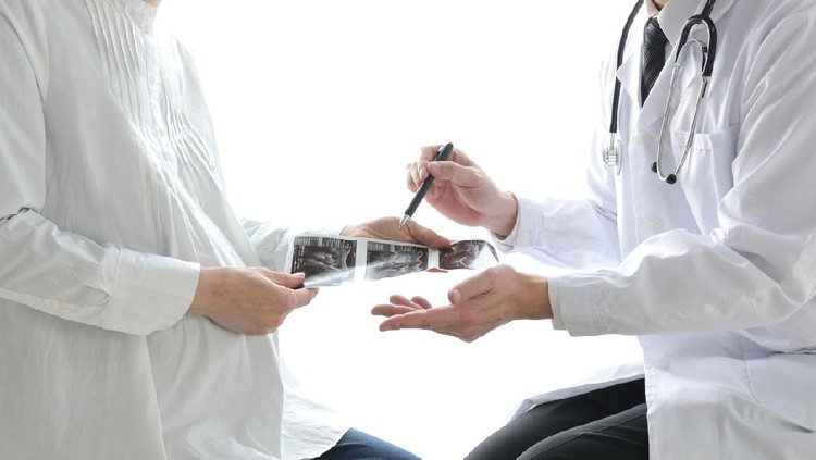 Pregnant woman and doctor in hospital