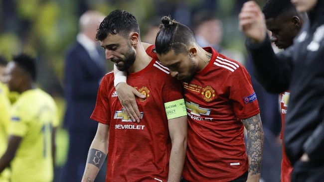 Bintang Manchester United Bruno Fernandes menangis setelah The Red Devils kalah dalam drama adu penalti dari Villarreal di final Liga Europa.