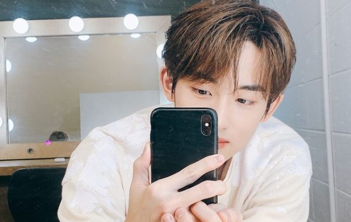 Winwin (WayV), dicasting SM Entertainment ketika masih berada di China. Awalnya Winwin merasa ragu dan takut ditipu. Hal tersebut membuat Winwin memberikan nomor palsu kepada staff SM. / foto: instagram.com/wwiinn_7
