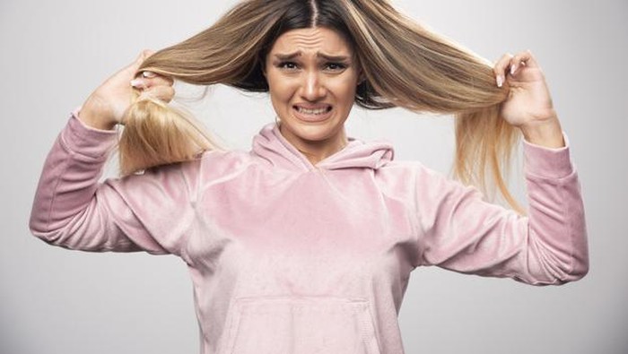 6 Langkah Kembalikan Rambut Sehat yang Rusak Akibat Bleaching