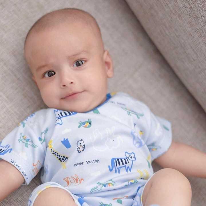 <p>Kini usia Ali sudah jalan 6 bulan. Semakin besar, makin terlihat tampan ya, Bunda? (Foto: Instagram @vebbypalwinta)</p>