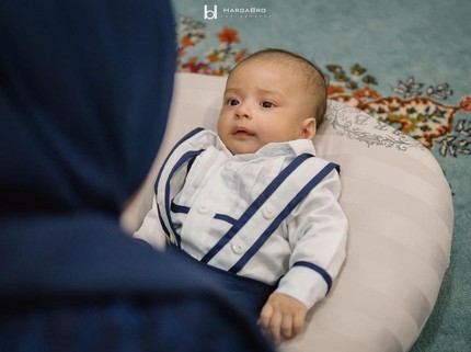 7 Potret Anak Vebby Palwinta, Bibit Ganteng dari Lahir