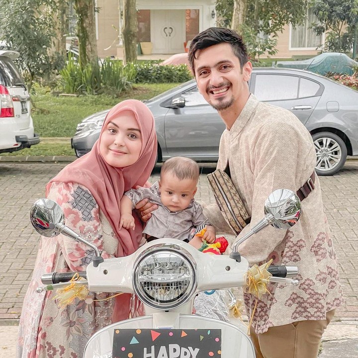 <p>Kalau menurut Bunda, lebih mirip bundanya atau ayahnya? Bagikan pendapatnya di kolom komentar ya! (Foto: Instagram @vebbypalwinta)</p>